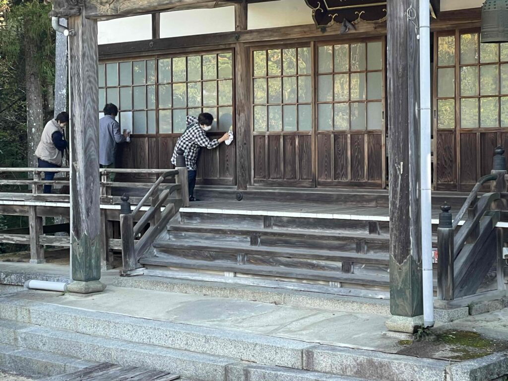 今日はお寺の大掃除です