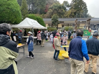 熊ケ畑小学校で世代間交流餅つき大会