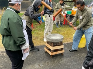 熊ケ畑小学校で世代間交流餅つき大会