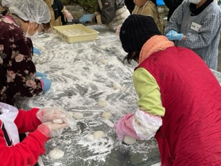 熊ケ畑小学校で世代間交流餅つき大会